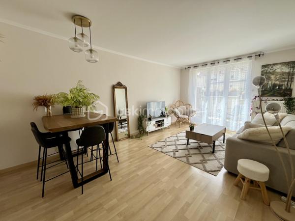 Lomme - Entre Maison des enfants et Mitterie   
EXCLUSIVITÉ ! COUP DE CŒUR !   
Dans une petite copropriété au calme et sécurisée, laissez vous séduire par ce superbe appartement rénové en duplex de 63,59m2, il vous offre une entrée, une cuisine équipée, un salon/séjour lumineux, un wc séparé. A l’étage, deux chambres avec rangements et une salle de bains. Pour parfaire ce bien, une grande terrasse ensoleillée exposée plein Sud et sans vis à vis, un garage et une cave.  A visiter rapidement !