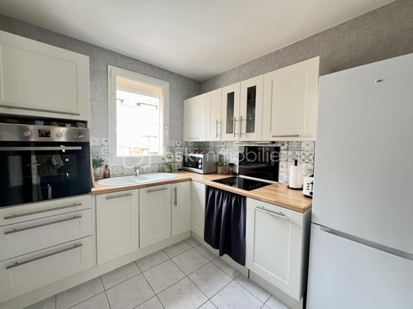 Lomme - Entre Maison des enfants et Mitterie   
EXCLUSIVITÉ ! COUP DE CŒUR !   
Dans une petite copropriété au calme et sécurisée, laissez vous séduire par ce superbe appartement rénové en duplex de 63,59m2, il vous offre une entrée, une cuisine équipée, un salon/séjour lumineux, un wc séparé. A l’étage, deux chambres avec rangements et une salle de bains. Pour parfaire ce bien, une grande terrasse ensoleillée exposée plein Sud et sans vis à vis, un garage et une cave.  A visiter rapidement !