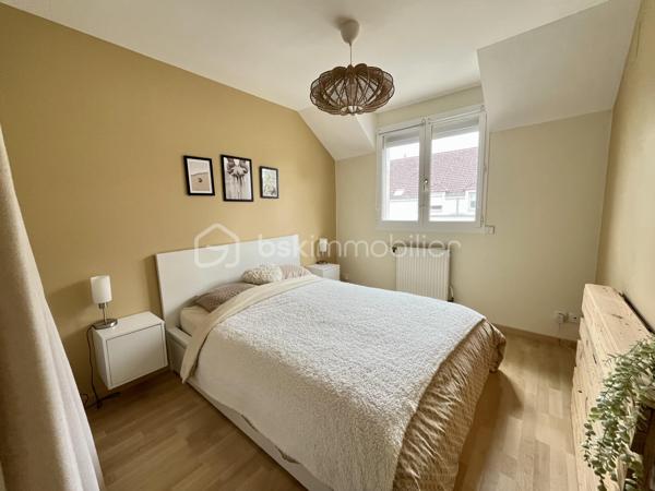 Lomme - Entre Maison des enfants et Mitterie   
EXCLUSIVITÉ ! COUP DE CŒUR !   
Dans une petite copropriété au calme et sécurisée, laissez vous séduire par ce superbe appartement rénové en duplex de 63,59m2, il vous offre une entrée, une cuisine équipée, un salon/séjour lumineux, un wc séparé. A l’étage, deux chambres avec rangements et une salle de bains. Pour parfaire ce bien, une grande terrasse ensoleillée exposée plein Sud et sans vis à vis, un garage et une cave.  A visiter rapidement !