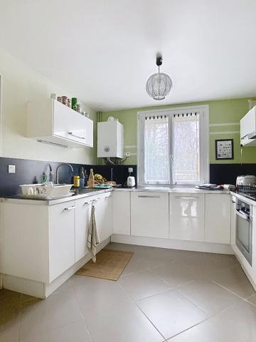 A vendre Angers secteur Barra hôpital, maison de ville des années 50, 3 chambres, séjour sur véranda, cuisine indépendante aménagée équipée, terrasse, jardin clos, dépendance.