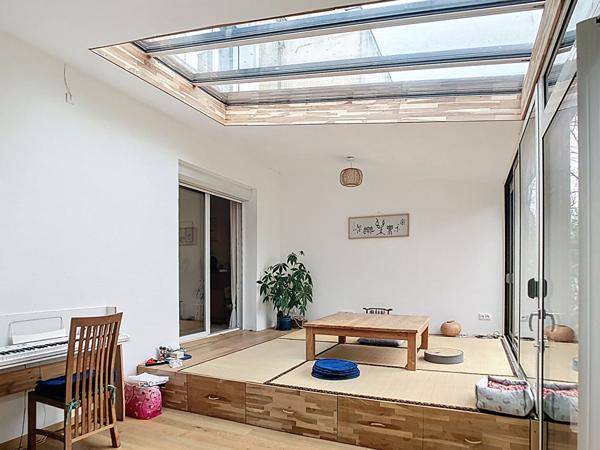 A vendre Angers secteur Barra hôpital, maison de ville des années 50, 3 chambres, séjour sur véranda, cuisine indépendante aménagée équipée, terrasse, jardin clos, dépendance.