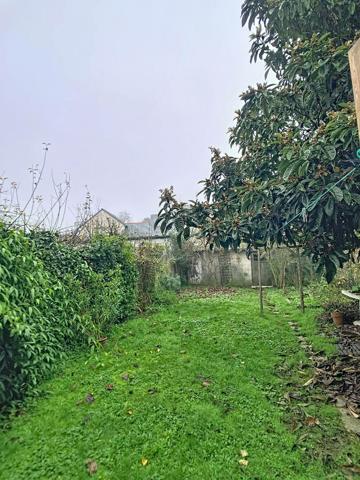 A vendre Angers secteur Barra hôpital, maison de ville des années 50, 3 chambres, séjour sur véranda, cuisine indépendante aménagée équipée, terrasse, jardin clos, dépendance.