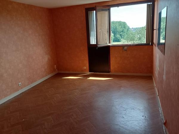 A saisir appartement de type 3,quartier calme dans la ville de Chateauroux,à rénover entiérement,travaux de copropriété prevu pour Septembre
