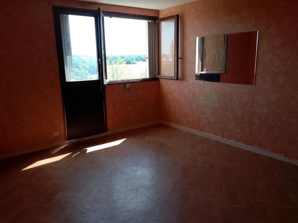 A saisir appartement de type 3,quartier calme dans la ville de Chateauroux,à rénover entiérement,travaux de copropriété prevu pour Septembre