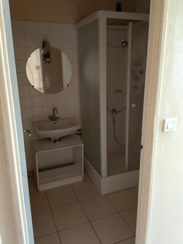 A saisir appartement de type 3,quartier calme dans la ville de Chateauroux,à rénover entiérement,travaux de copropriété prevu pour Septembre