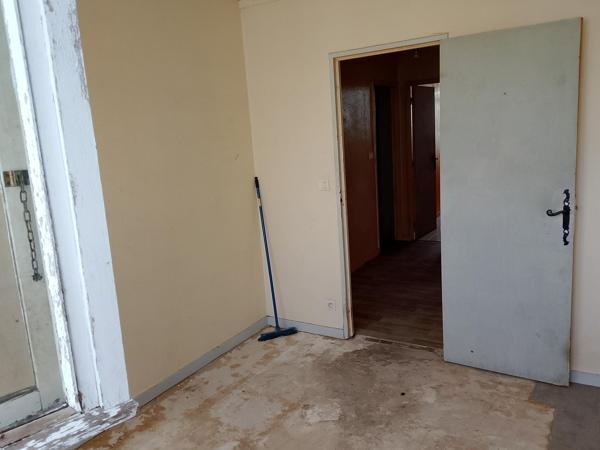 A saisir appartement de type 3,quartier calme dans la ville de Chateauroux,à rénover entiérement,travaux de copropriété prevu pour Septembre