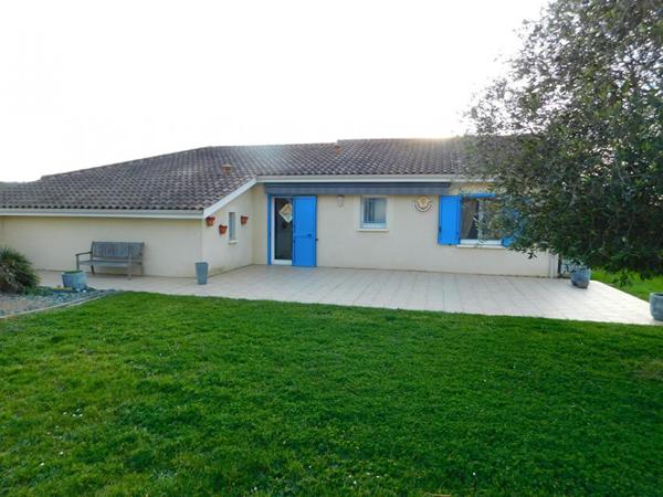 Maison de plain pied style provencal avec 3 chambres ,dépendances et piscine