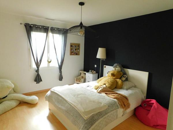 Maison de plain pied style provencal avec 3 chambres ,dépendances et piscine