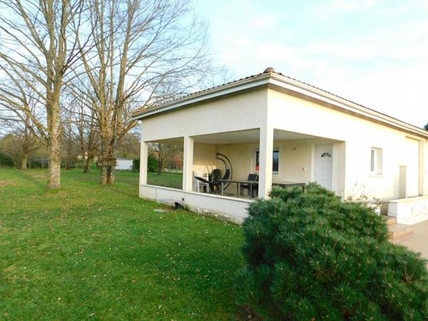 Maison de plain pied style provencal avec 3 chambres ,dépendances et piscine