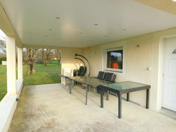 Maison de plain pied style provencal avec 3 chambres ,dépendances et piscine