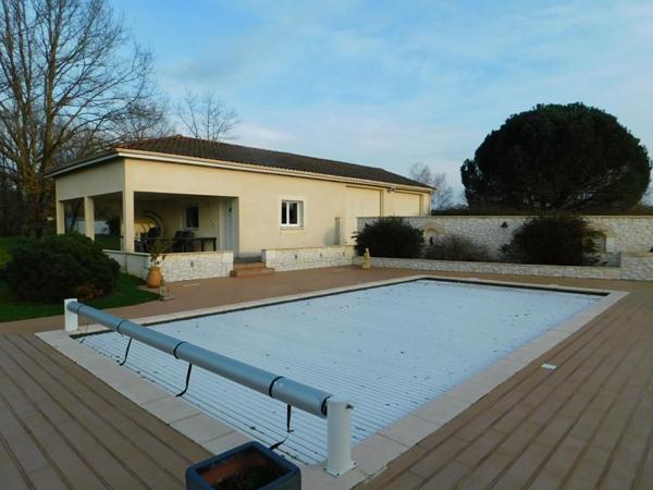 Maison de plain pied style provencal avec 3 chambres ,dépendances et piscine