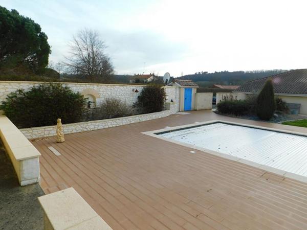 Maison de plain pied style provencal avec 3 chambres ,dépendances et piscine