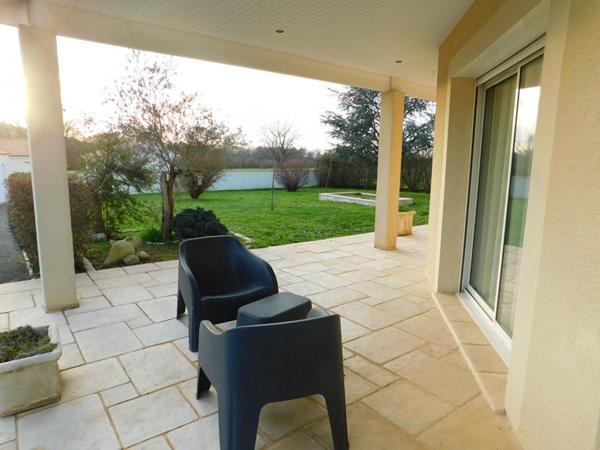 Maison de plain pied style provencal avec 3 chambres ,dépendances et piscine