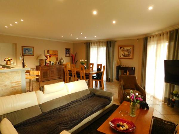 Maison de plain pied style provencal avec 3 chambres ,dépendances et piscine