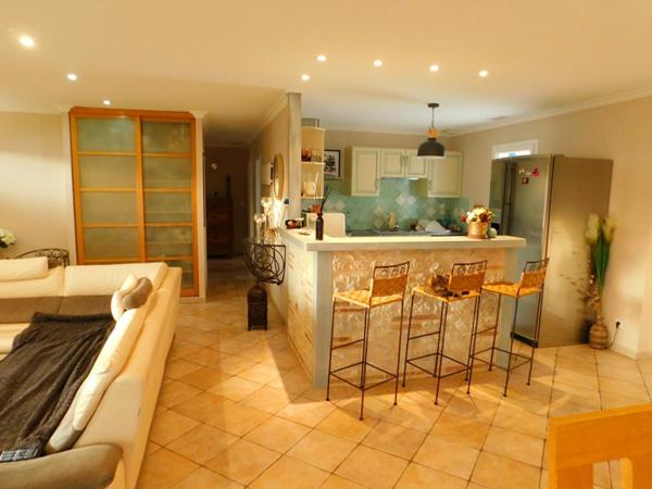 Maison de plain pied style provencal avec 3 chambres ,dépendances et piscine