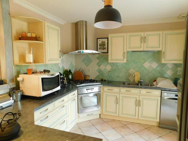 Maison de plain pied style provencal avec 3 chambres ,dépendances et piscine