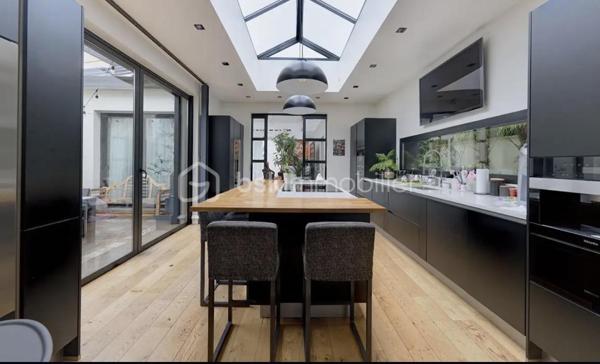 Située dans un environnement calme et recherché, à proximité immédiate des commodités et du RER E, cette maison d’architecte construite en 2015 offre des prestations haut de gamme et des volumes généreux.

Le rez-de-chaussée s’ouvre sur un vaste séjour avec cheminée, un espace bureau, une salle à manger prolongée par un patio, ainsi qu’une cuisine contemporaine ouverte. Une salle de réception avec kitchenette et un espace bien-être avec hammam complètent ce niveau, le tout donnant sur une terrasse intimiste avec piscine chauffée à nage à contre courant. 

À l’étage, un palier lumineux dessert deux chambres, une salle de bains balnéo, un WC indépendant et une suite parentale de plus de 28 m² avec dressing et salle d’eau privative.

Le sous-sol aménagé propose une chambre supplémentaire avec salle de bain,  de nombreux rangements et un espace modulable selon les besoins.

Édifiée sur une parcelle d’environ 460 m², la propriété permet le stationnement de plusieurs véhicules. Prestations de qualité : baies vitrées à galandage, parquet massif, matériaux nobles et agencement optimisé.

Une maison rare, alliant confort, élégance et modernité.