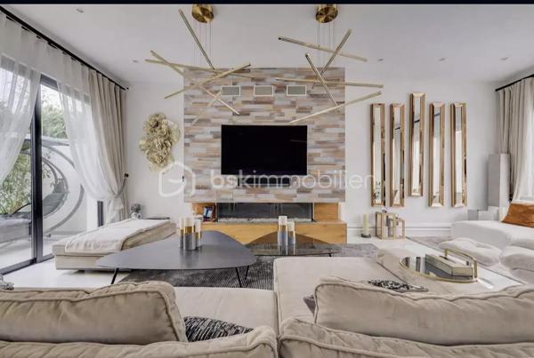 Située dans un environnement calme et recherché, à proximité immédiate des commodités et du RER E, cette maison d’architecte construite en 2015 offre des prestations haut de gamme et des volumes généreux.

Le rez-de-chaussée s’ouvre sur un vaste séjour avec cheminée, un espace bureau, une salle à manger prolongée par un patio, ainsi qu’une cuisine contemporaine ouverte. Une salle de réception avec kitchenette et un espace bien-être avec hammam complètent ce niveau, le tout donnant sur une terrasse intimiste avec piscine chauffée à nage à contre courant. 

À l’étage, un palier lumineux dessert deux chambres, une salle de bains balnéo, un WC indépendant et une suite parentale de plus de 28 m² avec dressing et salle d’eau privative.

Le sous-sol aménagé propose une chambre supplémentaire avec salle de bain,  de nombreux rangements et un espace modulable selon les besoins.

Édifiée sur une parcelle d’environ 460 m², la propriété permet le stationnement de plusieurs véhicules. Prestations de qualité : baies vitrées à galandage, parquet massif, matériaux nobles et agencement optimisé.

Une maison rare, alliant confort, élégance et modernité.