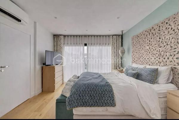 Située dans un environnement calme et recherché, à proximité immédiate des commodités et du RER E, cette maison d’architecte construite en 2015 offre des prestations haut de gamme et des volumes généreux.

Le rez-de-chaussée s’ouvre sur un vaste séjour avec cheminée, un espace bureau, une salle à manger prolongée par un patio, ainsi qu’une cuisine contemporaine ouverte. Une salle de réception avec kitchenette et un espace bien-être avec hammam complètent ce niveau, le tout donnant sur une terrasse intimiste avec piscine chauffée à nage à contre courant. 

À l’étage, un palier lumineux dessert deux chambres, une salle de bains balnéo, un WC indépendant et une suite parentale de plus de 28 m² avec dressing et salle d’eau privative.

Le sous-sol aménagé propose une chambre supplémentaire avec salle de bain,  de nombreux rangements et un espace modulable selon les besoins.

Édifiée sur une parcelle d’environ 460 m², la propriété permet le stationnement de plusieurs véhicules. Prestations de qualité : baies vitrées à galandage, parquet massif, matériaux nobles et agencement optimisé.

Une maison rare, alliant confort, élégance et modernité.