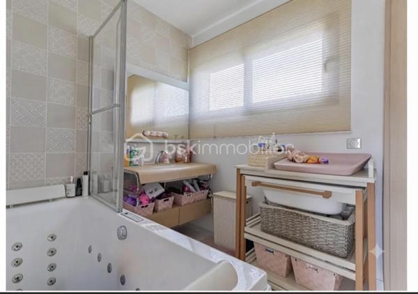 Située dans un environnement calme et recherché, à proximité immédiate des commodités et du RER E, cette maison d’architecte construite en 2015 offre des prestations haut de gamme et des volumes généreux.

Le rez-de-chaussée s’ouvre sur un vaste séjour avec cheminée, un espace bureau, une salle à manger prolongée par un patio, ainsi qu’une cuisine contemporaine ouverte. Une salle de réception avec kitchenette et un espace bien-être avec hammam complètent ce niveau, le tout donnant sur une terrasse intimiste avec piscine chauffée à nage à contre courant. 

À l’étage, un palier lumineux dessert deux chambres, une salle de bains balnéo, un WC indépendant et une suite parentale de plus de 28 m² avec dressing et salle d’eau privative.

Le sous-sol aménagé propose une chambre supplémentaire avec salle de bain,  de nombreux rangements et un espace modulable selon les besoins.

Édifiée sur une parcelle d’environ 460 m², la propriété permet le stationnement de plusieurs véhicules. Prestations de qualité : baies vitrées à galandage, parquet massif, matériaux nobles et agencement optimisé.

Une maison rare, alliant confort, élégance et modernité.