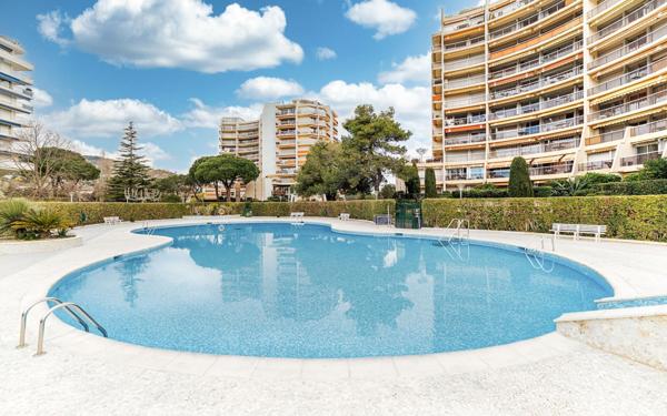 Appartement à vendre    3 pièces • 98 m2 Mandelieu-la-Napoule