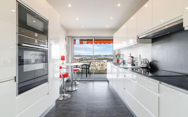 Appartement à vendre    3 pièces • 98 m2 Mandelieu-la-Napoule