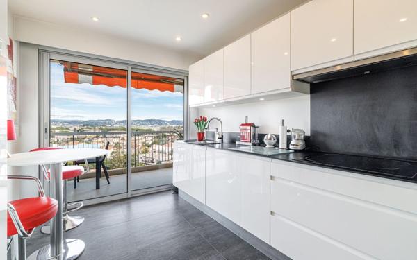 Appartement à vendre    3 pièces • 98 m2 Mandelieu-la-Napoule