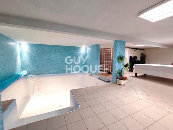 Maison T6 195 m² habitables parcelle de 2300 m² piscine intérieure