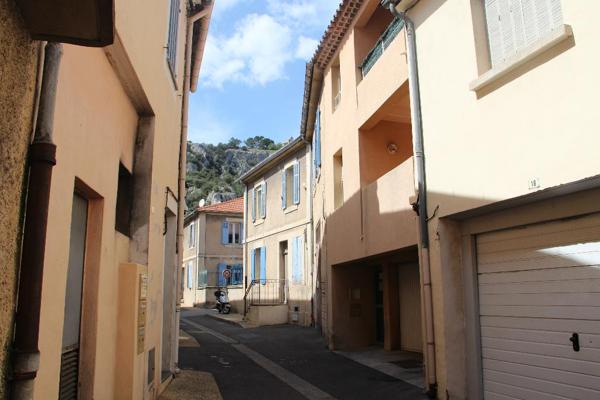 APPARTEMENT RENOVE EN CENTRE VILLE AVEC BALCON ET EMPLACEMENT PARKING