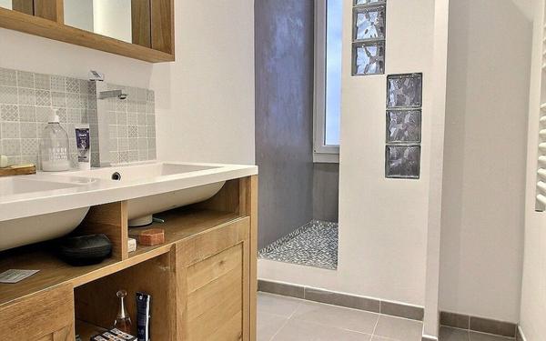 Appartement à louer    2 pièces • 41 m2 Marseille 6