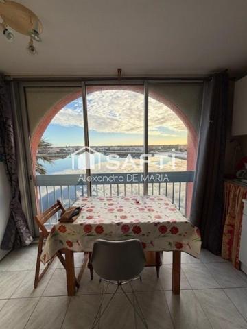 Appartement T2 avec loggia, parking et vue sur l’étang