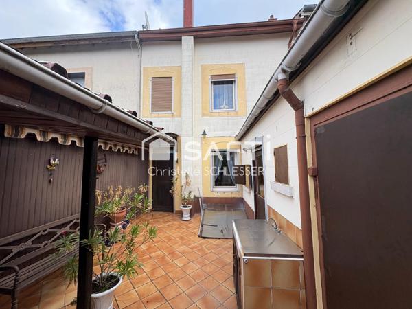 Maison mitoyenne 85 m2 avec deux chambres, agréable terrasse et jardin