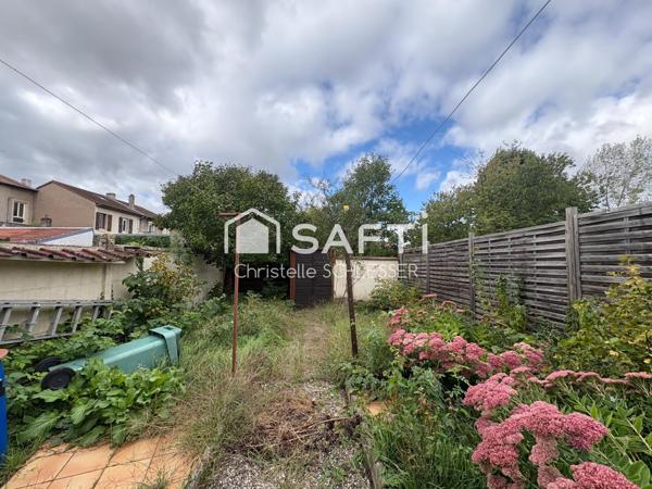 Maison mitoyenne 85 m2 avec deux chambres, agréable terrasse et jardin