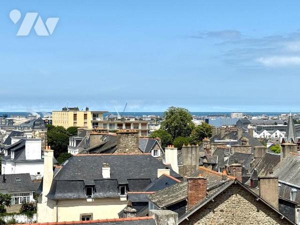 SAINT-SERVAN : Niché au troisième étage d'une copropriété avec ascenseur, cet appartement est s...