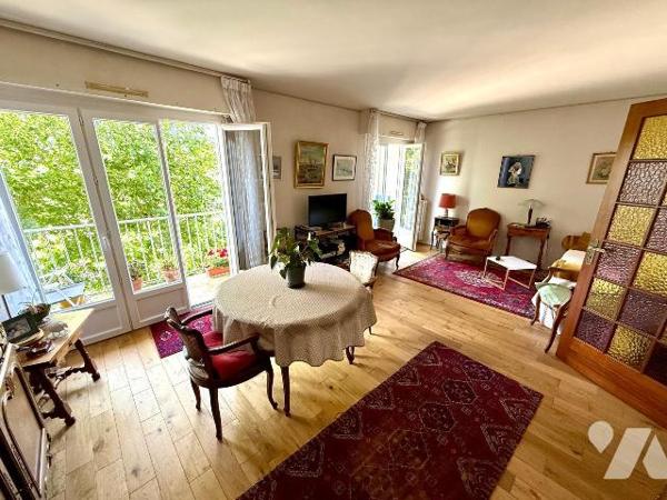 SAINT-SERVAN : Niché au troisième étage d'une copropriété avec ascenseur, cet appartement est s...