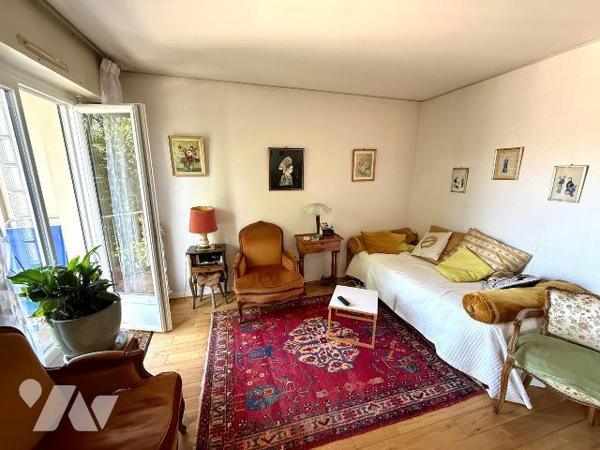 SAINT-SERVAN : Niché au troisième étage d'une copropriété avec ascenseur, cet appartement est s...