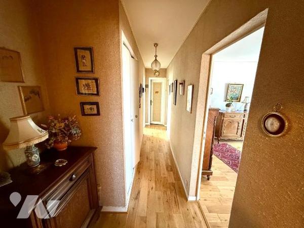 SAINT-SERVAN : Niché au troisième étage d'une copropriété avec ascenseur, cet appartement est s...