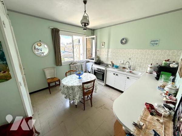 SAINT-SERVAN : Niché au troisième étage d'une copropriété avec ascenseur, cet appartement est s...