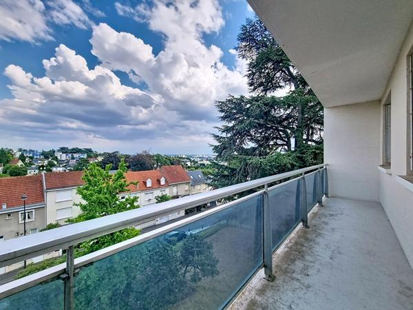 SAINT CYR SUR LOIRE - MESANGERIE - APPARTEMENT T5 AVEC 3 CHAMBRES -126 M² - BALCON - CAVE - STATIONNEMENT - ASCENSEUR