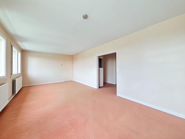 SAINT CYR SUR LOIRE - MESANGERIE - APPARTEMENT T5 AVEC 3 CHAMBRES -126 M² - BALCON - CAVE - STATIONNEMENT - ASCENSEUR