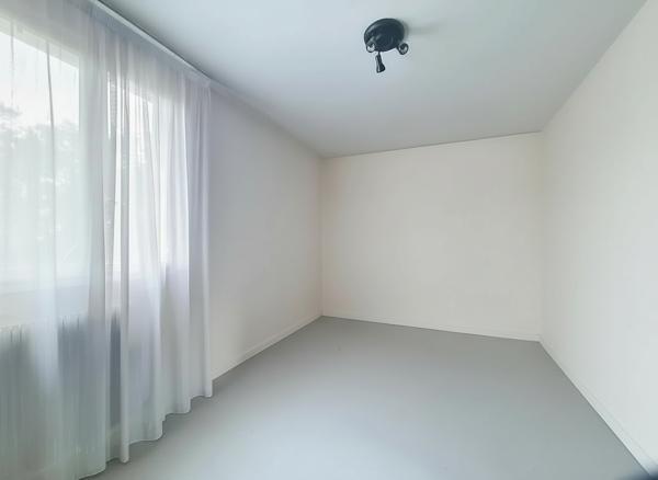 SAINT CYR SUR LOIRE - MESANGERIE - APPARTEMENT T5 AVEC 3 CHAMBRES -126 M² - BALCON - CAVE - STATIONNEMENT - ASCENSEUR