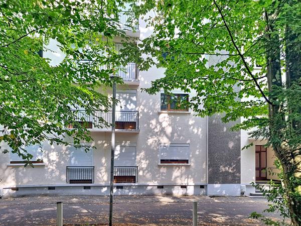 SAINT CYR SUR LOIRE - MESANGERIE - APPARTEMENT T5 AVEC 3 CHAMBRES -126 M² - BALCON - CAVE - STATIONNEMENT - ASCENSEUR