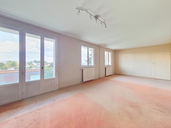 SAINT CYR SUR LOIRE - MESANGERIE - APPARTEMENT T5 AVEC 3 CHAMBRES -126 M² - BALCON - CAVE - STATIONNEMENT - ASCENSEUR