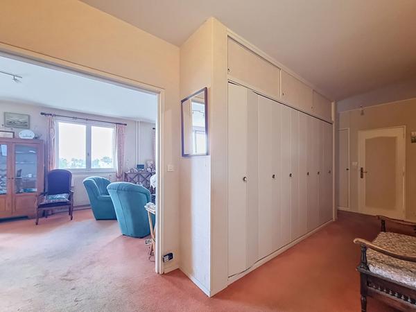 SAINT CYR SUR LOIRE - MESANGERIE - APPARTEMENT T5 AVEC 3 CHAMBRES -126 M² - BALCON - CAVE - STATIONNEMENT - ASCENSEUR