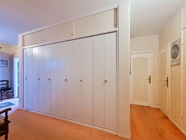 SAINT CYR SUR LOIRE - MESANGERIE - APPARTEMENT T5 AVEC 3 CHAMBRES -126 M² - BALCON - CAVE - STATIONNEMENT - ASCENSEUR
