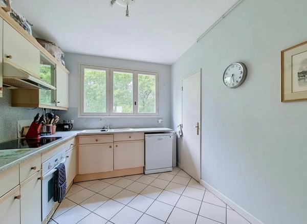 SAINT CYR SUR LOIRE - MESANGERIE - APPARTEMENT T5 AVEC 3 CHAMBRES -126 M² - BALCON - CAVE - STATIONNEMENT - ASCENSEUR