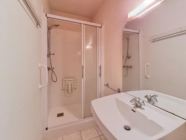 SAINT CYR SUR LOIRE - MESANGERIE - APPARTEMENT T5 AVEC 3 CHAMBRES -126 M² - BALCON - CAVE - STATIONNEMENT - ASCENSEUR