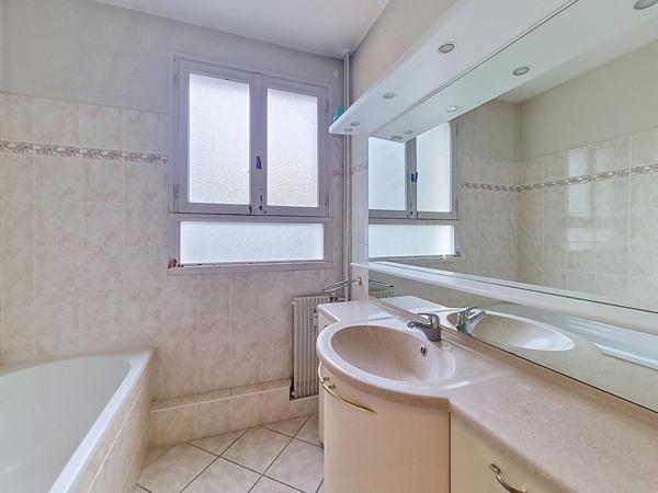 SAINT CYR SUR LOIRE - MESANGERIE - APPARTEMENT T5 AVEC 3 CHAMBRES -126 M² - BALCON - CAVE - STATIONNEMENT - ASCENSEUR
