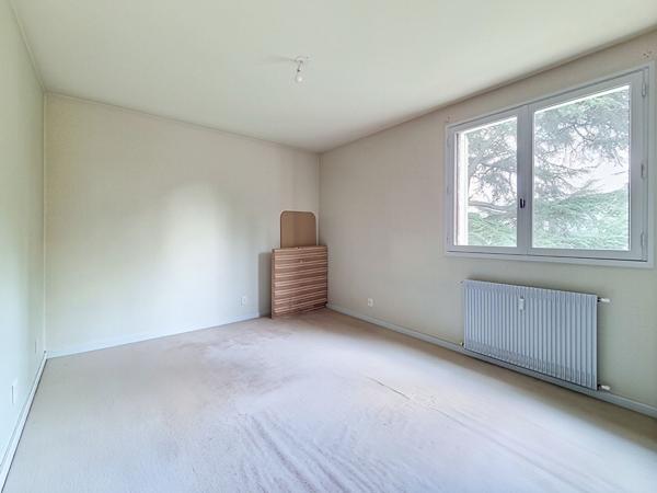 SAINT CYR SUR LOIRE - MESANGERIE - APPARTEMENT T5 AVEC 3 CHAMBRES -126 M² - BALCON - CAVE - STATIONNEMENT - ASCENSEUR