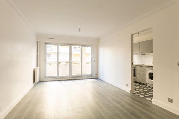 PARIS 18 EME- RUE VAUVENARGUES - ENTRE JULES JOFFRIN ET GUY MOQUET. 556 500 € **  - Référence  6779-SB